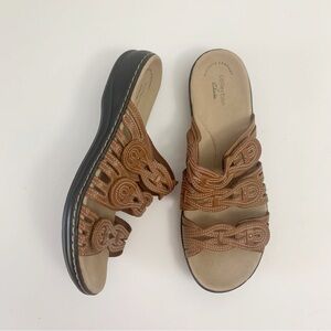 Clark’s Women’s “Leisa Faye” Tan Sandals ~ 10